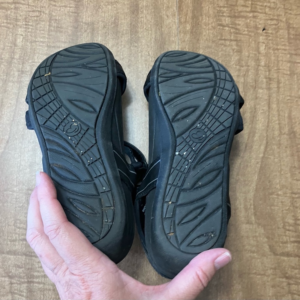 BareTraps Black and Gray Sandals with Wide Strap Design - Picture 5 of 5